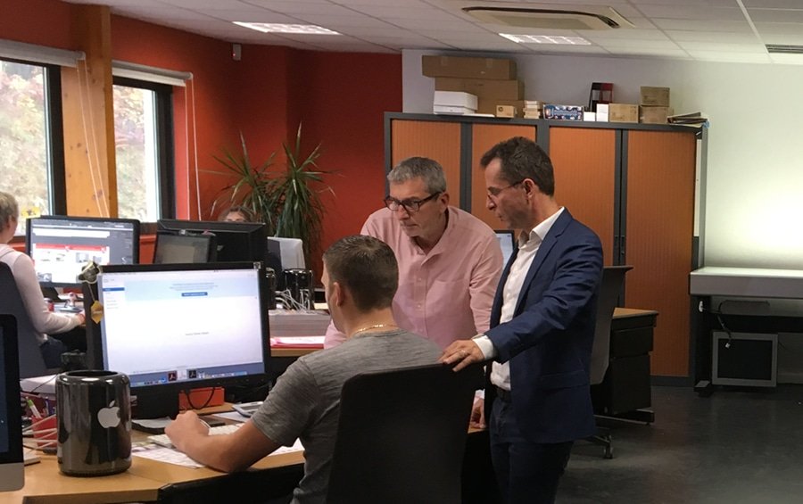 Spécialistes Apple en train d'étudier le parc informatique d'une entreprise