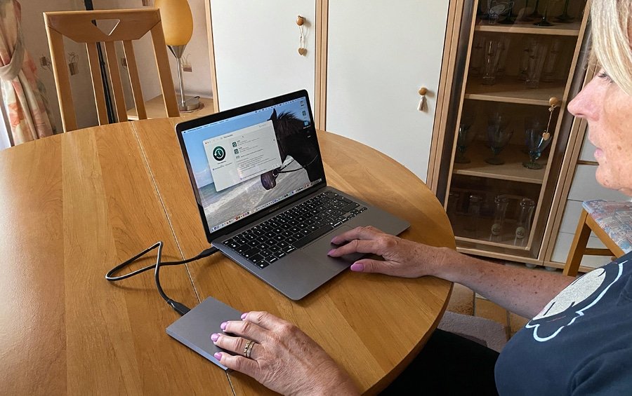 femme en train de sauvegarder ses données grâce à Time Machine sur Mac