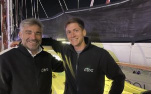 Les 2 skippers sur le bateau Alt-S de la Transat Jacques Vabre